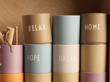 'AJ Favourite Porzellan Becher Serie von Design Letters | Connox'