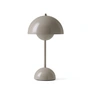 &Tradition - Flowerpot Akku Tischleuchte VP9 mit magnetischem Ladekabel, glänzend, graubeige