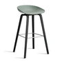 HAY - About A Stool AAS 32 H 85 cm, Eiche schwarz lackiert / Edelstahl / fall green 2.0 (Kunststoffgleiter)
