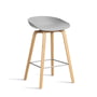 HAY - About A Stool AAS 32 H 65 cm, Eiche lackiert / Edelstahl / concrete grey 2.0 (Kunststoffgleiter)