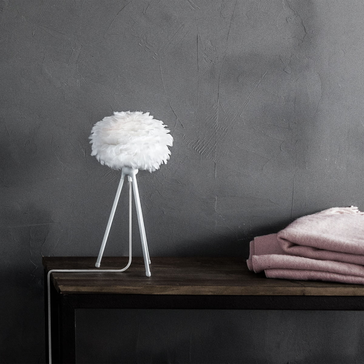 Vita Eos Micro Tripod weiss Sidebord Wohnbereich rosa Decke Ambiente