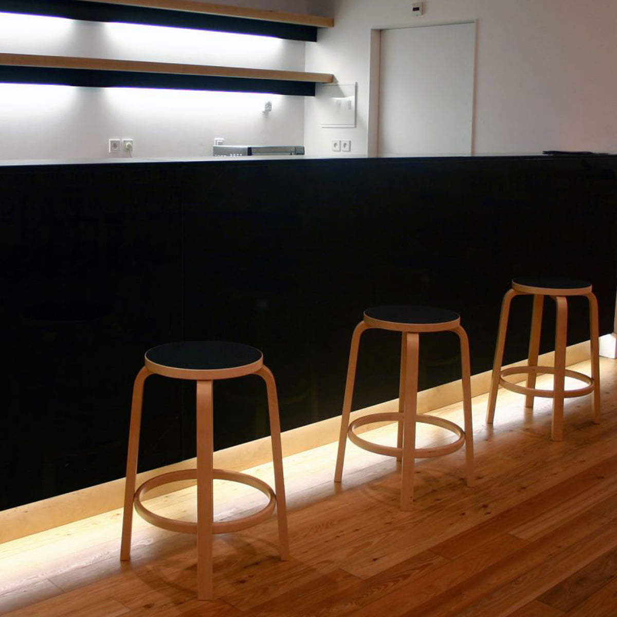 Alvar Aalto Artek Sitzhocker 64 schwarz Barhocker Barstool Höhe 65 cm 