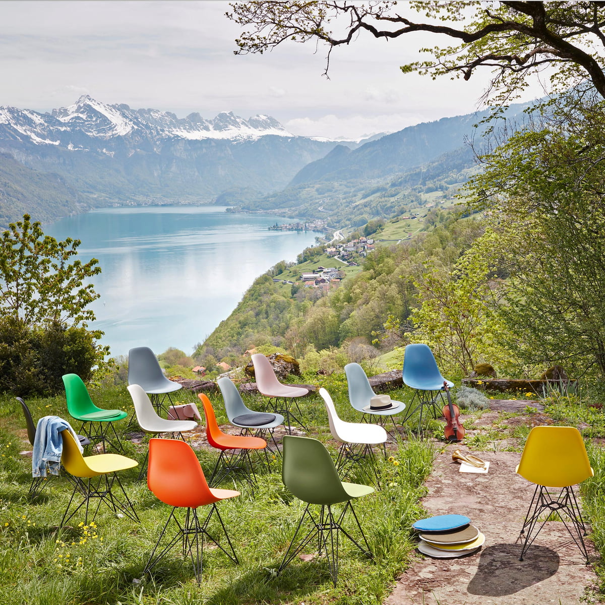 Eames Plastic Side Chair DSR von Vitra | Connox