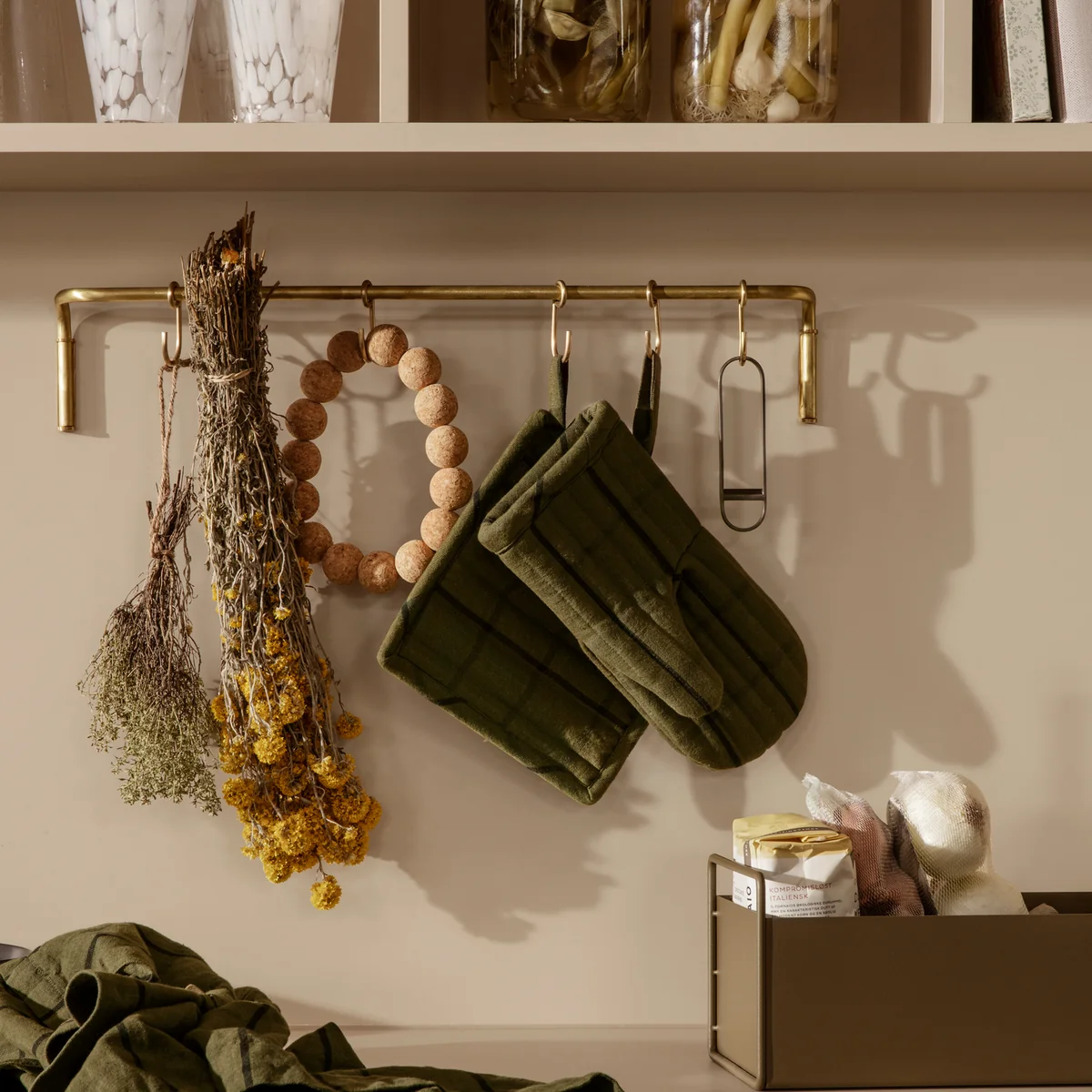 Ferm Living – Hale Ofenhandschuh, grün/schwarz