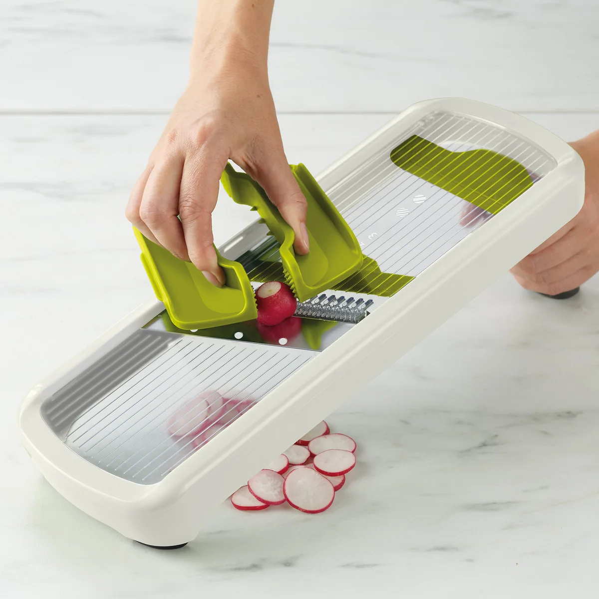 Multi-Grip Mandoline Plus von Joseph Joseph | Connox