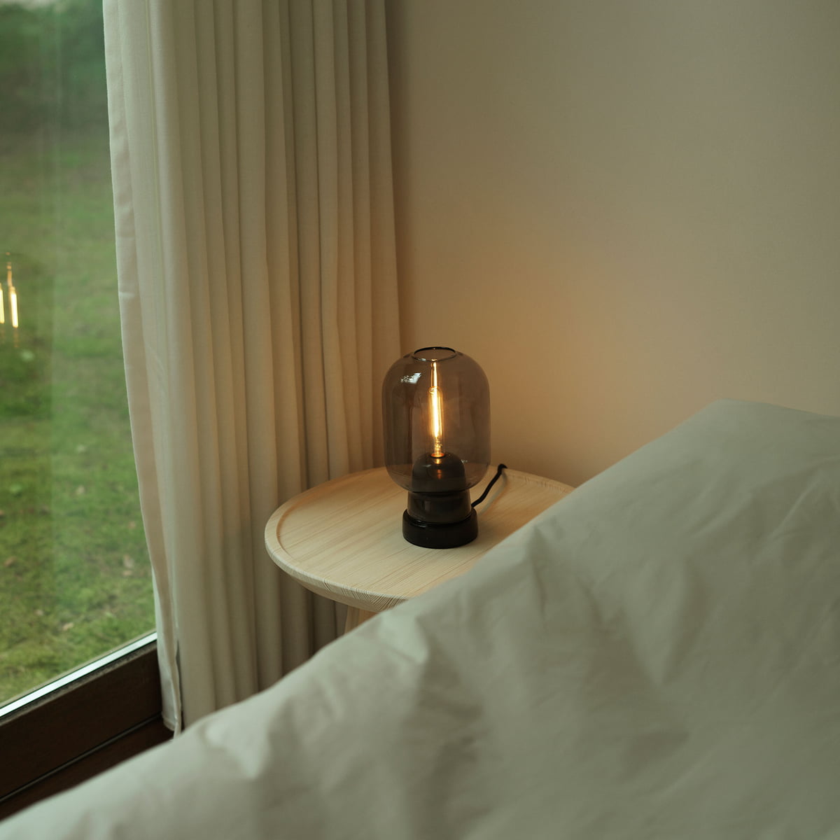  Amp Tischleuchte, Marmor schwarz / smoke von Normann Copenhagen