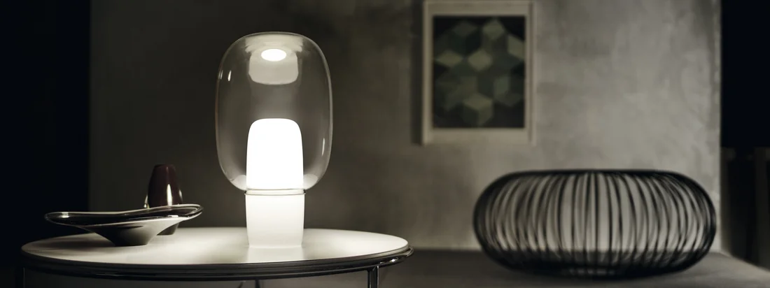 Foscarini zeigt mit der Yoko eine Tischleuchte, die mit der gewohnten Wahrnehmung bricht: Der Leuchtkörper befindet sich im unteren Teil des ungewöhnlichen Designobjekts.