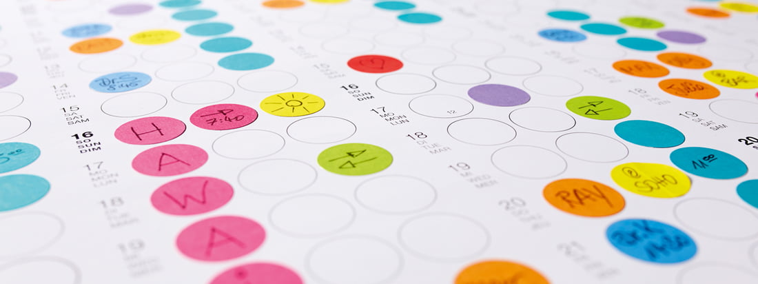 Detailansicht des Dot on Wandkalenders von Dotty Edition: Organisieren Sie Ihre Tage, Wochen und Monate mit kleinen, bunten Klebepunkten!