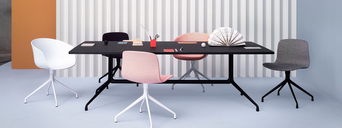 Die zahllosen Kombinationen der About A Table-Serie mit den zugehörigen Stühlen von Hay ermöglichen individuelle Zusammenstellungen, die niemals zufällig oder zusammengewürfelt wirken, egal ob mit Esstischen, Stehtischen oder Bistrotischen.