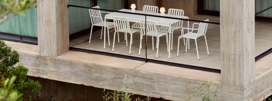 Die Palissade Kollektion von HAY in der Gruppenansicht. Formschöne Gartenmöbel gestalten Ihren Außenbereich und vereinen funktionelle und ästhetische Aspekte.