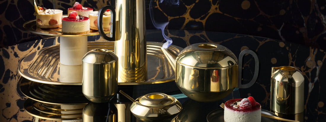 Die Form Serie von Tom Dixon ist ein extravagante und dekorative Serie an Tee- und Kaffee-Utensilien für die Küche und das Esszimmer die allesamt aus Messing, Edelstahl oder Kupfer bestehen.
