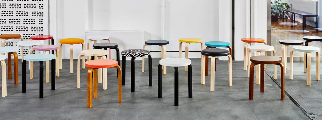 Der Stool 60 von Artek ist ein absoluter Klassiker unter den Sitzmöbeln, der aufgrund seiner ikonischen Form auch bereits mehrfach kopiert wurde.