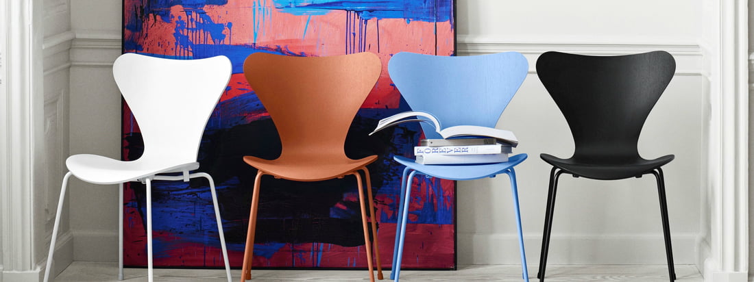 Tal R verpasst dem von Arne Jacobsen entworfenen Serie 7 Stuhl farblich einen neuen Look: monochrom, von Kopf bis Fuß in einer Farbe, kommen die Designstühle des Herstellers Fritz Hansen von nun an daher - in den Farben Schwarz, Weiß, Chavalier Orange und Trieste Blue.