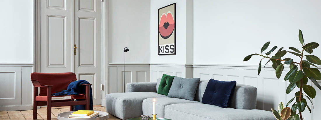 Das Typografie-Poster Kiss setzt mit seinem Mix aus Buchstaben und Bild in bunten Farben echte Statements im skandinavischen Wohnzimmer und verleiht dem Raum Gemütlichkeit.