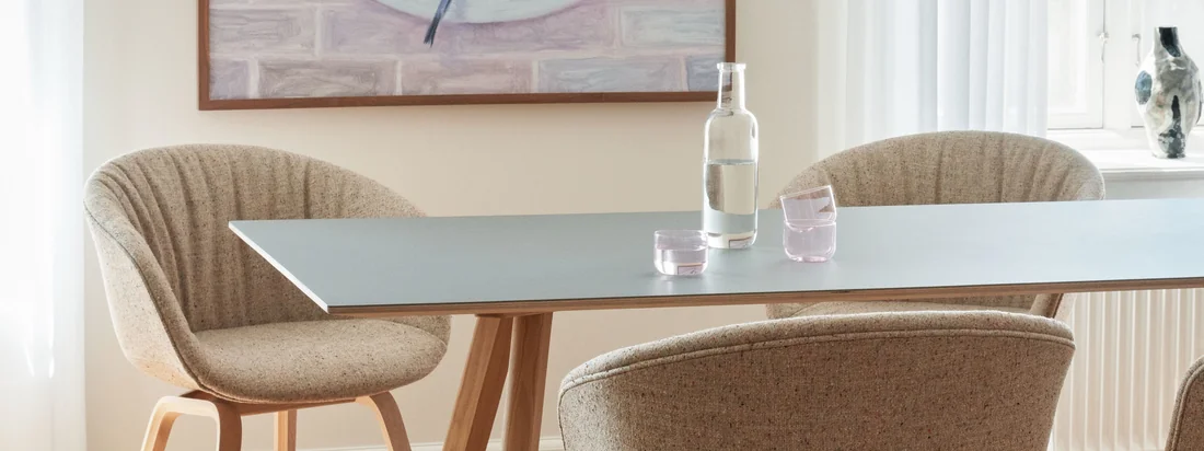 Durch seine schlichte Formsprache und das elegante Design fügt er sich der About A Chair AAC 23 Soft in der Variante Eiche matt lackiert / Vollpolster Bolgheri LGG60 in jeden Raum ein.