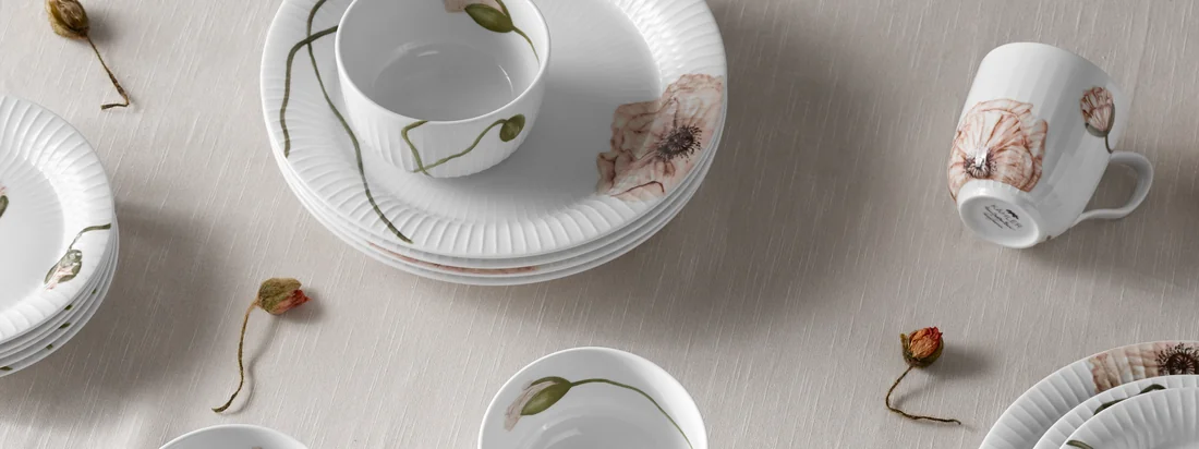 Das Aquarellmuster der Hammershøi Poppy-Kollektion von Kähler Design wurde von der Designerin Rikke Jacobsen von Hand gemalt und anschließend auf das Porzellan übertragen.