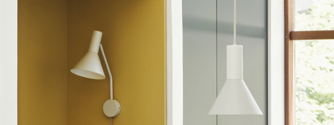 Entworfen von der Designerin Toni Rie, Head of Design bei Frandsen, ist die Lyss Leuchte zeitlos und praktisch. Der Lampenschirm lässt sich über das Gelenk zwischen Schirm und Arm frei bewegen, die Leuchte selbst ist mit einem stilvollen Textilkabel versehen.