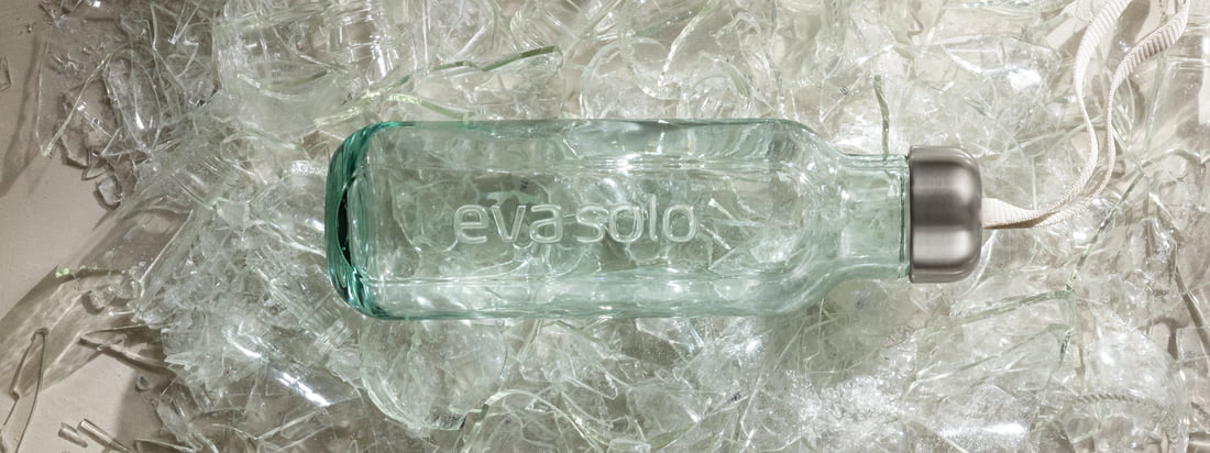 Die Recycled Glass Kollektion von Eva Solo überzeugt nicht nur durch ihren nachhaltigen Faktor, sondern auch durch ihre stilvollen Prägungen und farblichen Details.