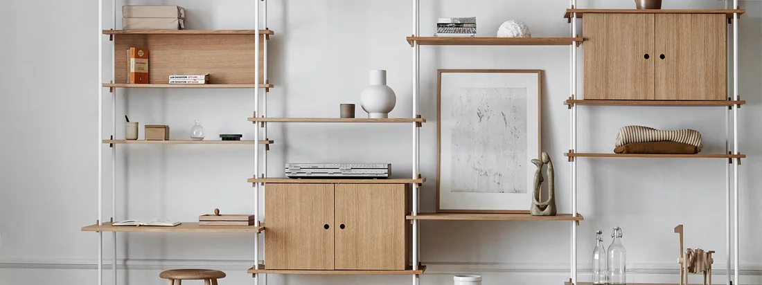 Das Shelving System von Moebe in der Ambienteansicht. In unterschiedlichen Ausführungen präsentieren die Regalsysteme den minimalistischen und stilvollen Designansatz der Marke.