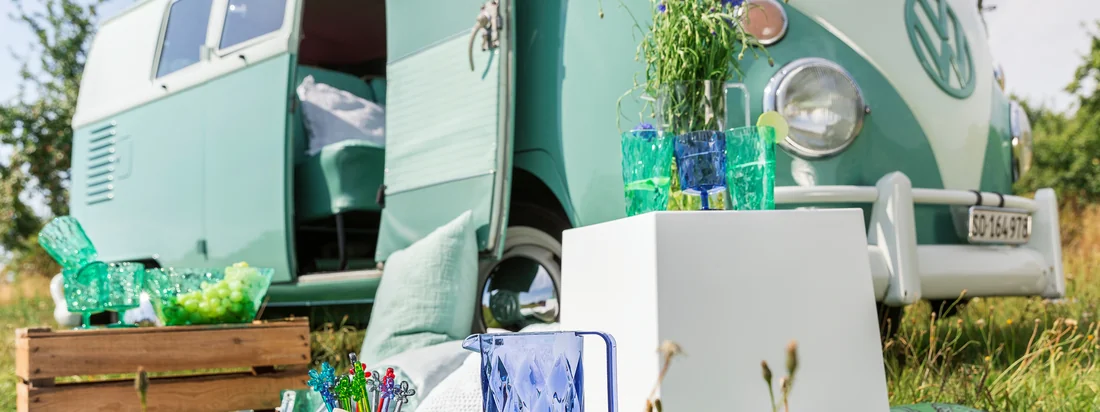 Die Koziol - Crystal Kollektion - hier in blau und aus klarem Glas, bestehend aus Karaffe, Gläsern und Salat-Schale - lädt an heißen Sommertagen dazu ein, sich draußen zu entspannen und mit einem frischen Salat und Getränken abzukühlen.