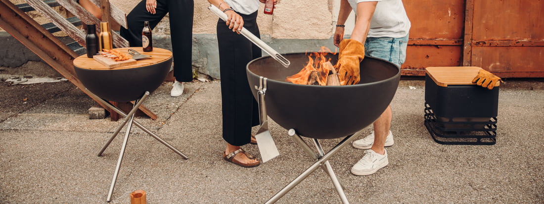 Die Bowl Serie von höfats in der Ambienteansicht. Die Feuerschalen der Bowl Serie von höfats sind ideal für einfache Lagerfeuer-Abende oder Barbecue-Partys mit der Familie oder mit Freunden. 