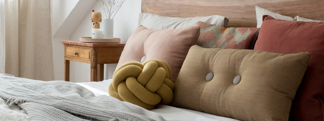 Gemütlichkeit wird in den kühlen Jahreszeiten besonders groß geschrieben. Mit Textilien in unterschiedlichen Materialien wird Ihr Zuhause zu einem gemütlichen Rückzugsort.