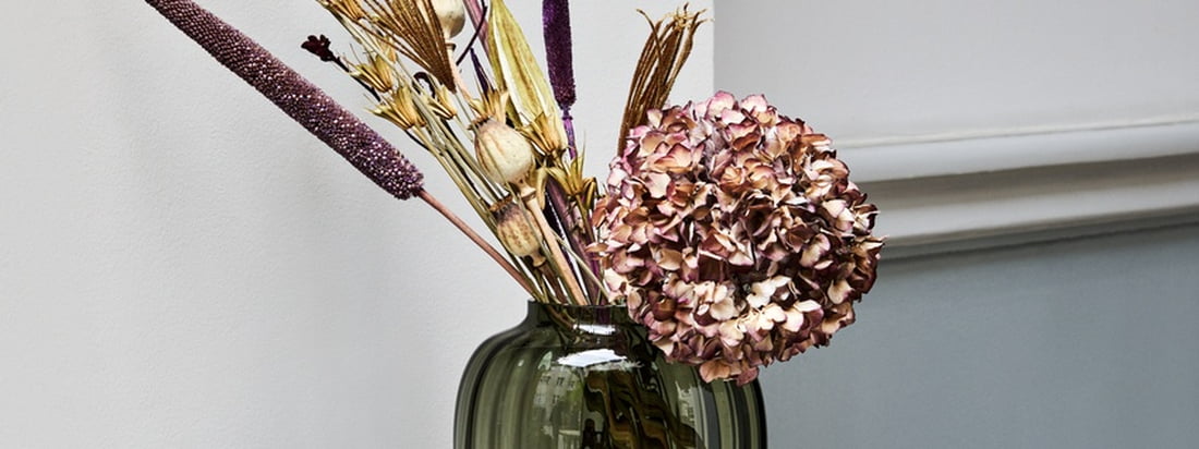 Im Materialmix, aber mit schlichter Form, wirken Vasen nicht nur imposant mit einem Blumenstrauß, sondern können als Statement-Piece auch sehr gut für sich allein stehen.