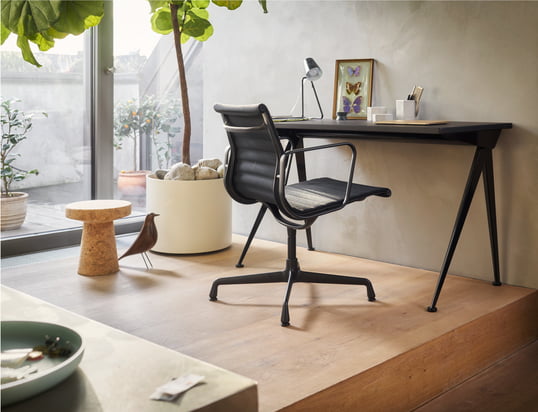 Durch passende Büromöbel lassen sich Arbeitsunterlagen besser anordnen und Suchzeiten minimieren, ergonomisch geformte Bürostühle und ein höhenverstellbarer Schreibtisch unterstützen eine gesunde Sitzhaltung der Mitarbeiter.