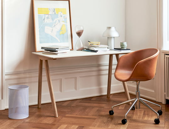 Durch passende Büromöbel lassen sich Arbeitsunterlagen besser anordnen und Suchzeiten minimieren, ergonomisch geformte Bürostühle und ein höhenverstellbarer Schreibtisch unterstützen eine gesunde Sitzhaltung der Mitarbeiter.