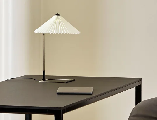 Die Matin LED Tischleuchte von Hay in der Ambienteansicht: Die Tischleuchte mit ihrem plissierten Schirm macht sich besonders gut als Leseleuchte neben dem Bett.