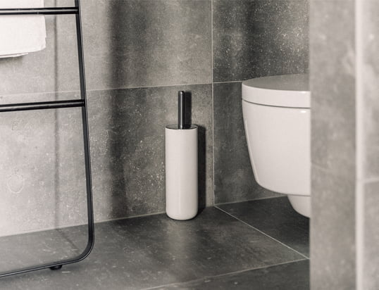 Die Bath Toilettenbürste fügt sich dank ihres zeitlosen Designs perfekt in jedes Badezimmer ein und ist wahlweise auch in einer Version für die Wand erhältlich.