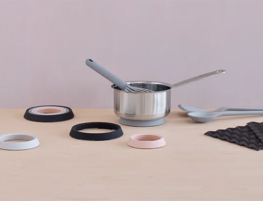 Die Place-It Untersetzer von Rig-Tig by Stelton in der Ambienteansicht: Die stylischen Untersetzer schützen den Esstisch optimal vor heißen Töpfen und Pfannen verschiedenster Größen.