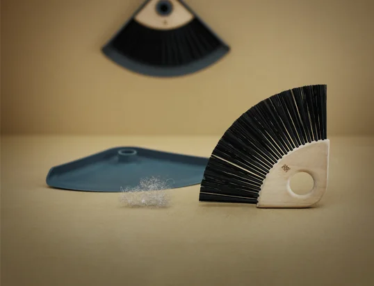 Die Sweep-It Kehrschaufel mit Handfeger in der Ambienteansicht: Die Kehrschaufel ist nicht nur platzsparend und nützlich, sondern mit ihrem grafischen Design auch äußerst dekorativ.