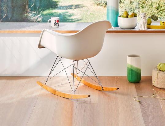 Der Eames Plastic Armchair RAR von Vitra in der Ambienteansicht: Der Plastic Armchair mit der organisch geformten Sitzschale verbindet Gemütlichkeit mit gutem Stil.