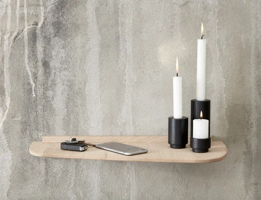 Der Create Me Teelichthalter in zwei verschiedenen Größen und der Create Me Kerzenhalter in Schwarz machen sich gut auf der Wandablage von Andersen Furniture.
