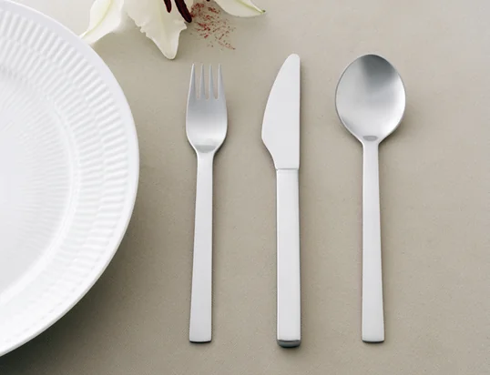 Das New York Besteck von Georg Jensen wurde 1963 für die Weltausstellung in New York entworfen und besticht durch seine klaren Linien und die abgerundete Form.