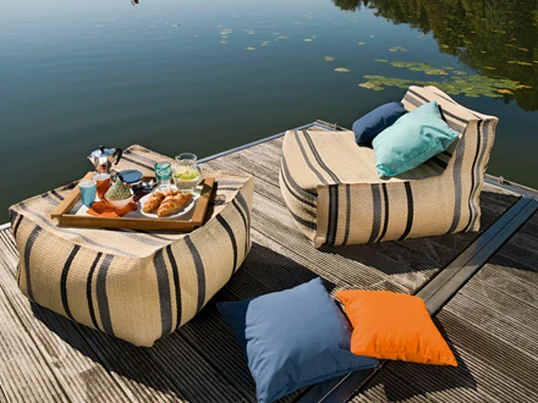 Der Chill Sessel aus dem Hause Weishäupl ist ein lässiger und sehr bequemer Sessel. Allein für sich oder in der Gruppe mit dem Chill Hocker - die Chill Serie erzeugt eine dynamische Sitzlandschaft.