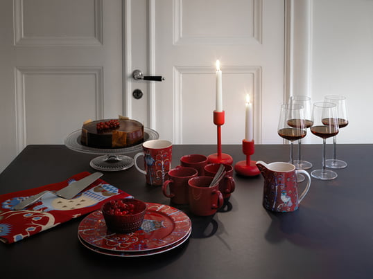 Für eine gemütliche Teezeit hält iittala genau die richtigen Designstücke bereit. Neben formvollendeten Tassen und Gläsern lassen sich auch schöne Besteck Sets und Kerzenständer entdecken.