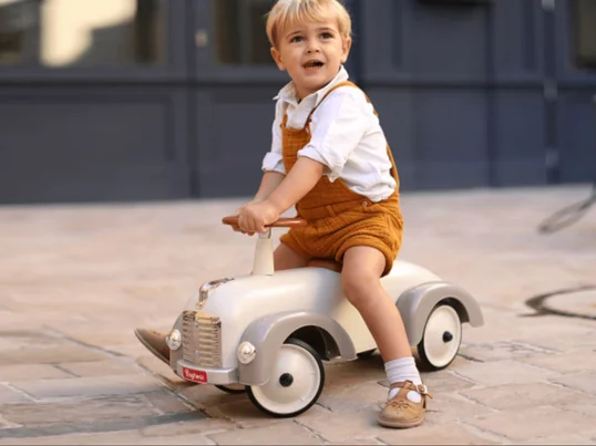 Das nostalgisch anmutende retro Modell wird aus stabilem Metall gefertigt und bietet damit ausreichend Schutz und Langlebigkeit. Der Oldtimer lässt nicht nur Kinderherzen höher schlagen, sondern begeistert mit seinem Aussehen auch Erwachsene.