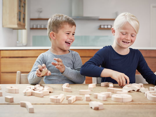 Die Alphabet-Blocks von Kay Bojesen sind eine Möglichkeit für Kinder, spielerisch das Alphabet zu lernen und mit Spaß ein Gefühl für das Lesen und die Rechtschreibung zu entwickeln.