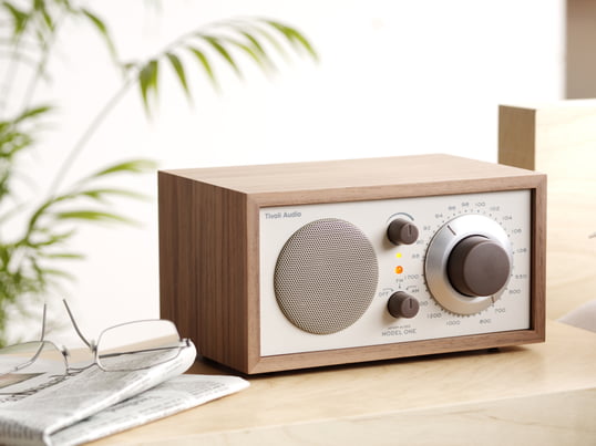 Das von dem legendären Sound-Guru Henry Kloss entworfene Tischradio garantiert Hörgenuss auf höchstem Niveau. Der Mono-Radioempfänger bietet einzigartige Empfangs- und Tonqualität, die auch noch gut aussieht.