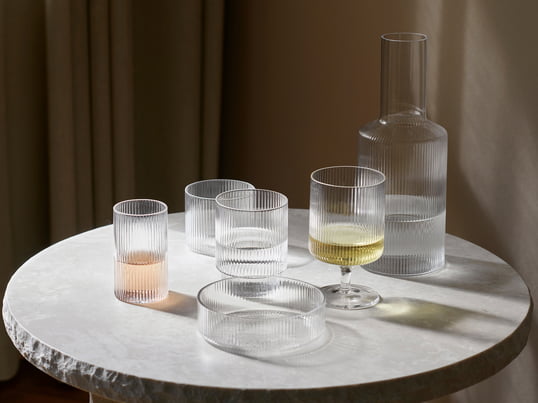 Dieses Set mit vier mundgeblasenen Gläsern aus der Ripple Geschirr-Serie von ferm Living zeichnet sich durch eine schöne geriffelte Oberfläche und eine individuelle Optik aus, denn - jedes der Gläser aus dem Set hat eine andere Form.