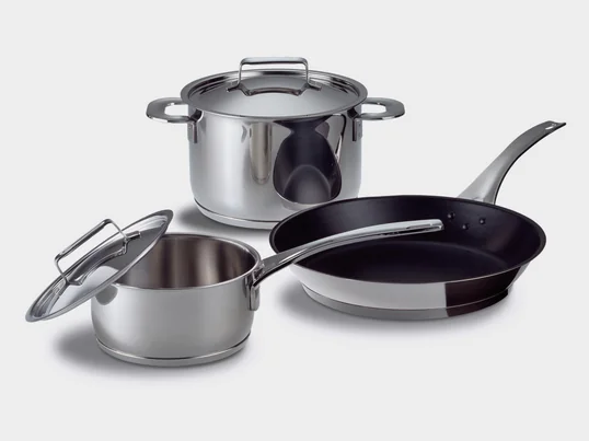 Der All Steel+ Kochtopf wird von Hackman produziert und vertrieben. Entworfen wurde er vom finnischen Designer Harri Koskinen. Der Topf ist bis ins Detail zweckmäßig gestaltet und auf allen Herden einsetzbar.