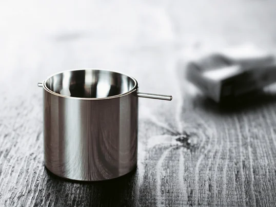 Die elegante Zylinderform des Aschenbechers ist elegant und zeitlos und passt zu jeder Gelegenheit. Durch das Kippen der Schale fallen Zigaretten und Asche in den Zylinder und werden geruchsicher versteckt.