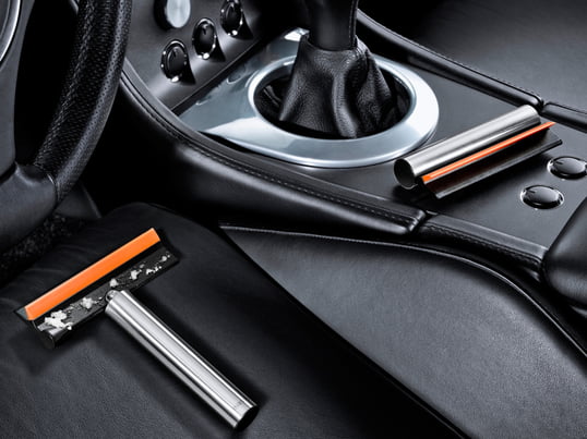 Der klappbare Eiskratzer von Eva Solo last sich aufgrund seiner Größe nahezu überall verstauen und ist somit immer griffbereit. Er besitzt eine harte Kunststoffseite und eine weiche Gummi-Kante.