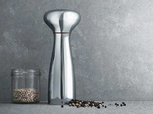Die Alfredo Salz- und Pfeffermühlen von Georg Jensen zeichnen sich durch ihre dynamische, gleichzeitig aber schlichte Optik aus. Vereint mit Funktionalität und Alltagstauglichkeit, sind sie flexibel einsetzbar.