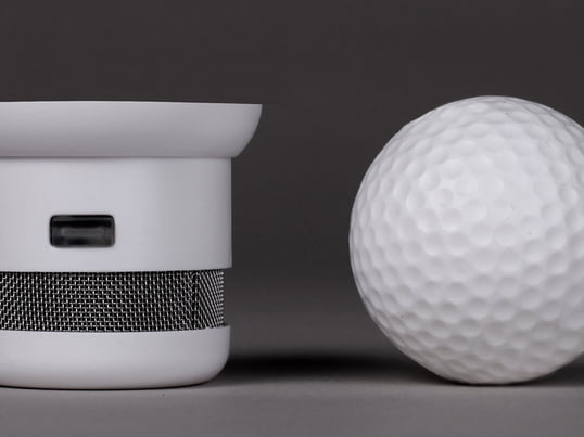 Ein Rauchmelder, nicht größer als ein Golfbal. Aber nicht nur die Größe ist einzigartig: Durch sein elegantes Design bleibt er ganz diskret, unabhängig davon, wo er angebracht wird.