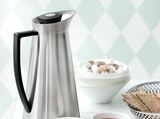 Rosendahl Thermoskanne der Grand Cru Serie. Die Isolierkanne ist bekannt für ihre praktische Druckknopf-Öffnung, die ein einfaches und sauberes Ausgießen ermöglicht und selbstverständlich die richtige Temperatur beibehält.