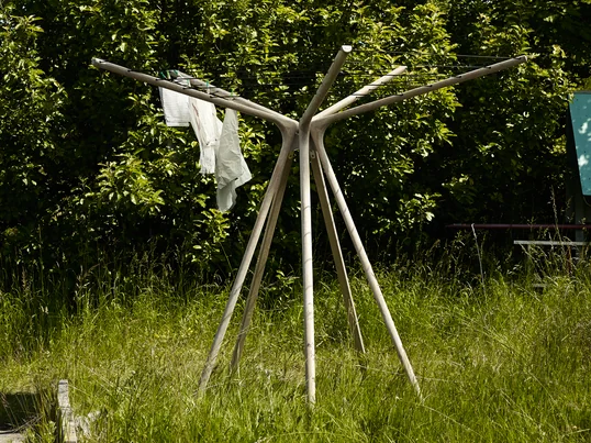 Draußen, wo die Luft zirkuliert und die Sonne scheint trocknet Wäsche schneller. Dennoch: Es ist kein Problem Kleidung in der Wohnung zu trocknen, sofern Sie ihr genug Platz schaffen.