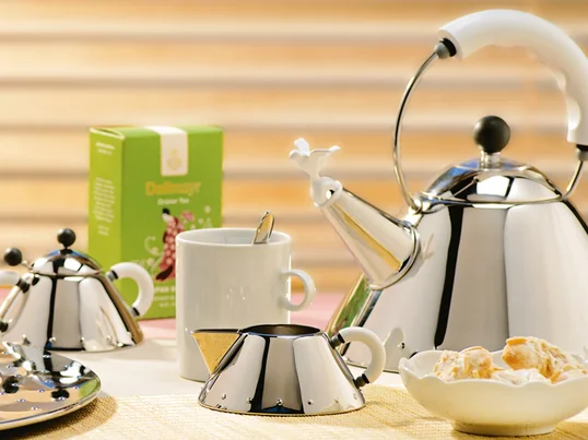 Wasserkessel stehen auf der Herdplatte. Sie haben einen dünneren Boden, als beispielsweise Töpfe, damit Wärme schneller in den Kessel gelangt. Wenn das Wasser kocht, strömt der Wasserdampf durch eine schmale Öffnung am Ausguss. Es entsteht ein Pfeifgeräusch.